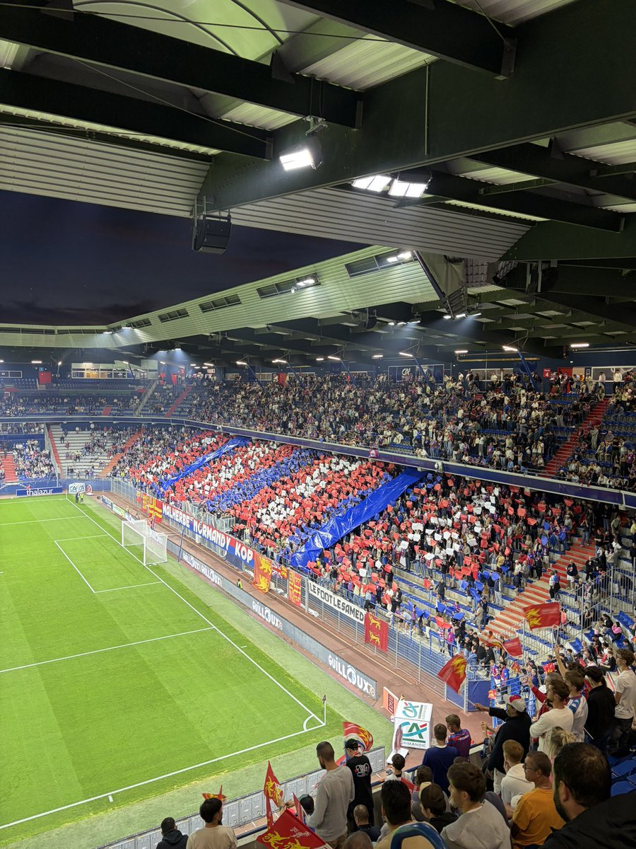 dimvl9's tweet photo. des fois je me demande ce que serait ce public en coupe d’europe… #ligue3 https://t.co/utGtyHGpr0