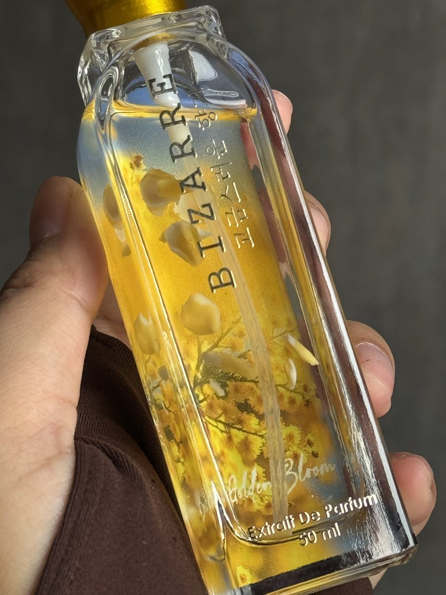 queerisy's tweet photo. imo di era ekonomi yang makin bikin pusing ini beli parfum gaperlu mahal-mahal deh yang penting wangi aja... aku nemu harganya 50Ribuan &amp; AWETTT karena dia extrait de parfum :3 https://t.co/UbfrGUpolf