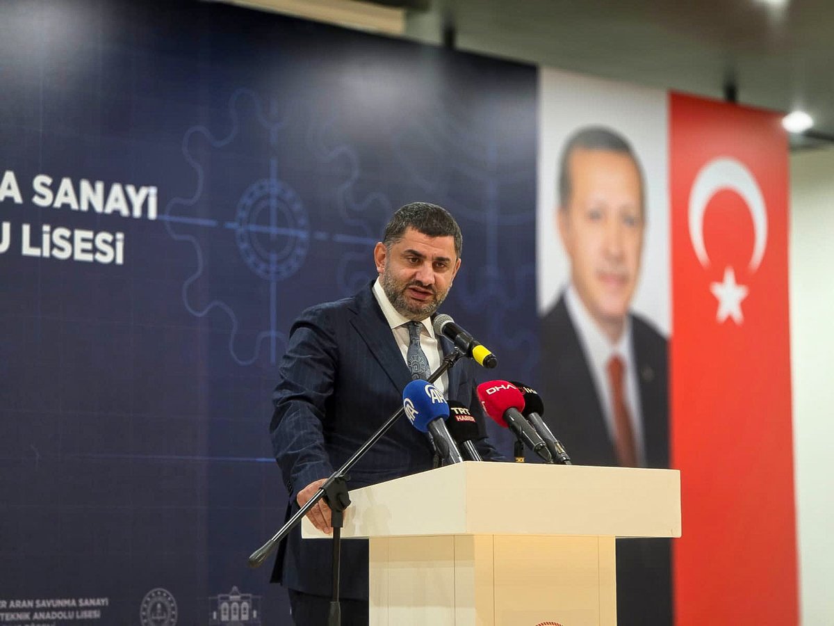 yahyacelik_'s tweet photo. 📍 Şile

Gençlerimizin emeğini, yeteneğini ve heyecanını ülkemizin üretim gücüyle buluşturacak Şile Ayet Azer Aran Savunma Sanayi Mesleki ve Teknik Anadolu Lisemizin açılışını gerçekleştirdik.

Savunma sanayiinde güçlü yarınların yolu, bugünün gençlerine yapılan yatırımdan geçiyor.

Gençlerimizin teknolojiyle iç içe yetişeceği, üreteceği ve geleceğe hazırlanacağı bu kıymetli eğitim yuvasının Şile’mize, İstanbul’umuza ve ülkemize hayırlı olmasını diliyorum.

Bu güzel eserin Şile’mize kazandırılmasındaki destekleri için Millî Eğitim Bakanımız Sayın @Yusuf__Tekin ’e, İstanbul Valimiz Sayın @gul_davut ’e ve kıymetli katkıları için Sayın Ayet Azer Aran’a gönülden teşekkür ediyorum.