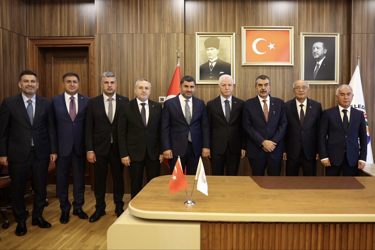 yahyacelik_'s tweet photo. 📍 Şile

Gençlerimizin emeğini, yeteneğini ve heyecanını ülkemizin üretim gücüyle buluşturacak Şile Ayet Azer Aran Savunma Sanayi Mesleki ve Teknik Anadolu Lisemizin açılışını gerçekleştirdik.

Savunma sanayiinde güçlü yarınların yolu, bugünün gençlerine yapılan yatırımdan geçiyor.

Gençlerimizin teknolojiyle iç içe yetişeceği, üreteceği ve geleceğe hazırlanacağı bu kıymetli eğitim yuvasının Şile’mize, İstanbul’umuza ve ülkemize hayırlı olmasını diliyorum.

Bu güzel eserin Şile’mize kazandırılmasındaki destekleri için Millî Eğitim Bakanımız Sayın @Yusuf__Tekin ’e, İstanbul Valimiz Sayın @gul_davut ’e ve kıymetli katkıları için Sayın Ayet Azer Aran’a gönülden teşekkür ediyorum.