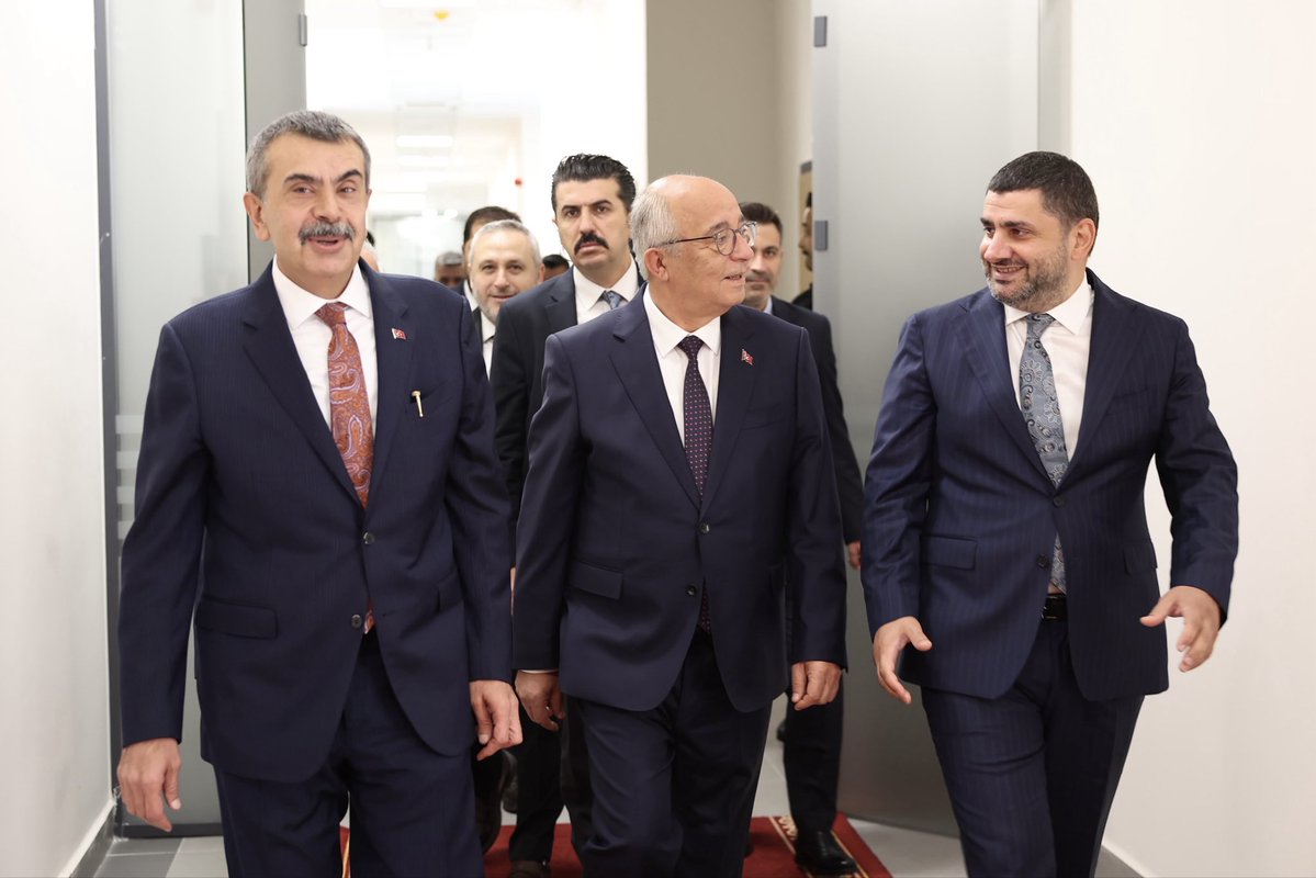 yahyacelik_'s tweet photo. 📍 Şile

Gençlerimizin emeğini, yeteneğini ve heyecanını ülkemizin üretim gücüyle buluşturacak Şile Ayet Azer Aran Savunma Sanayi Mesleki ve Teknik Anadolu Lisemizin açılışını gerçekleştirdik.

Savunma sanayiinde güçlü yarınların yolu, bugünün gençlerine yapılan yatırımdan geçiyor.

Gençlerimizin teknolojiyle iç içe yetişeceği, üreteceği ve geleceğe hazırlanacağı bu kıymetli eğitim yuvasının Şile’mize, İstanbul’umuza ve ülkemize hayırlı olmasını diliyorum.

Bu güzel eserin Şile’mize kazandırılmasındaki destekleri için Millî Eğitim Bakanımız Sayın @Yusuf__Tekin ’e, İstanbul Valimiz Sayın @gul_davut ’e ve kıymetli katkıları için Sayın Ayet Azer Aran’a gönülden teşekkür ediyorum.