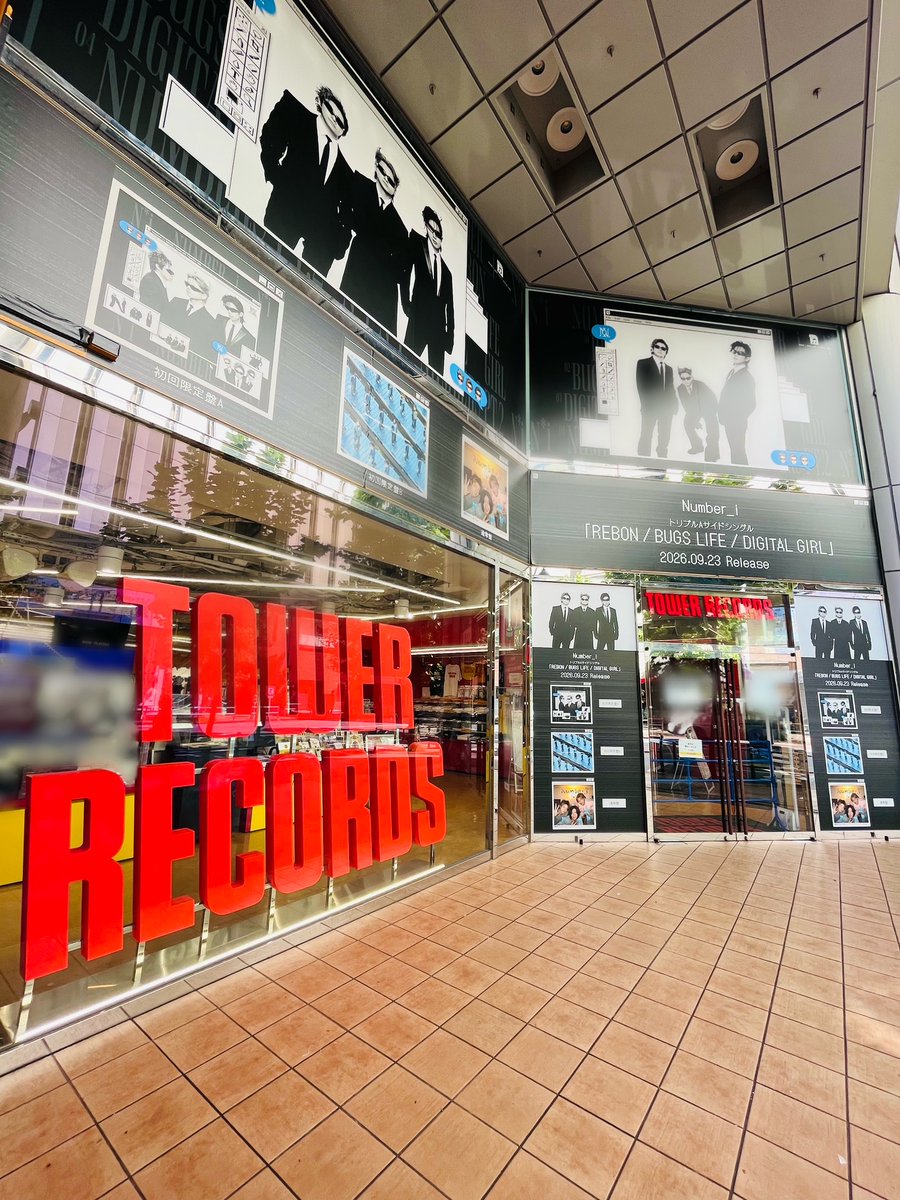 TOWER_Shibuya's tweet photo. 【#Number_i】
#Ni_REBON_BUGSLIFE_DIGITALGIRL

／
タワ渋エントランスを
いつもと違う角度からお届け😉
＼
トリプルAサイドシングル
『REBON/BUGS LIFE/DIGITAL GIRL』
＜タワレコ先着特典ステッカー付＞
全形態ございます◎

エスカレーターポスタージャックも
お見逃しなく🧐✨(や) https://t.co/vwevuJyjwL