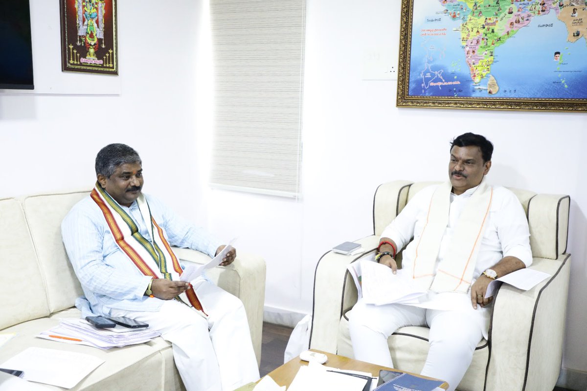 MadhavBJP's tweet photo. ఈరోజు రాష్ట్ర కార్యాలయంలో రెండు తెలుగు రాష్ట్రాలకు భారతీయ జనతా పార్టీ (BJP) సంఘటన ప్రధాన కార్యదర్శిగా నియమితులైన శ్రీ @BJPMadhukarAP గారిని కలిసి హృదయపూర్వక శుభాకాంక్షలు తెలియజేయడం జరిగింది.

అలాగే రాష్ట్ర ప్రధాన కార్యదర్శులతో కలిసి రాబోయే కార్యక్రమాలు, పార్టీ సంస్థాగత అంశాలపై నిర్వహించిన సమావేశంలో పాల్గొనడం జరిగింది.