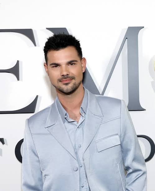 redligion's tweet photo. The only 2 men who ever got an apology from Taygod  #encoretaylorswift #taylorswift https://t.co/GZfj2BM1ib