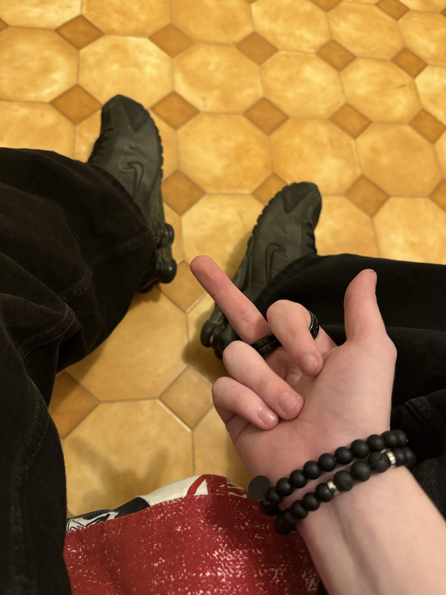 splonik's tweet photo. Qui vient me rembourser les pupuces ?

#moneyslave #bouffe #feet #shoes #chaussettes #money #dom #soumis https://t.co/QoLf7Z5pcN