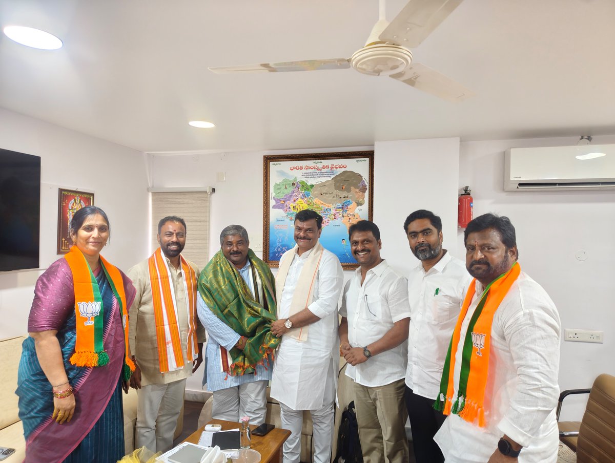 MadhavBJP's tweet photo. ఈరోజు రాష్ట్ర కార్యాలయంలో రెండు తెలుగు రాష్ట్రాలకు భారతీయ జనతా పార్టీ (BJP) సంఘటన ప్రధాన కార్యదర్శిగా నియమితులైన శ్రీ @BJPMadhukarAP గారిని కలిసి హృదయపూర్వక శుభాకాంక్షలు తెలియజేయడం జరిగింది.

అలాగే రాష్ట్ర ప్రధాన కార్యదర్శులతో కలిసి రాబోయే కార్యక్రమాలు, పార్టీ సంస్థాగత అంశాలపై నిర్వహించిన సమావేశంలో పాల్గొనడం జరిగింది.