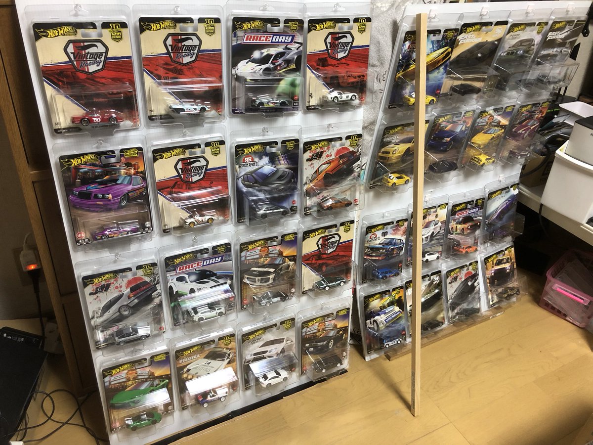 chibi4kozakura's tweet photo. #ミニカー
帰りに棒を買った、白い板の裏に縦に2本貼り付けた（左）。右はつけてない、重さで曲がってる。
写真わかりにくいけど差がわかるかな？ https://t.co/qXkpJrakMR
