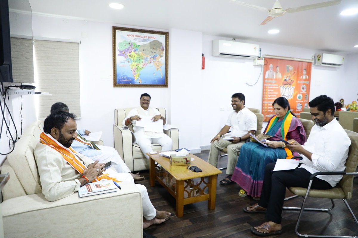 MadhavBJP's tweet photo. ఈరోజు రాష్ట్ర కార్యాలయంలో రెండు తెలుగు రాష్ట్రాలకు భారతీయ జనతా పార్టీ (BJP) సంఘటన ప్రధాన కార్యదర్శిగా నియమితులైన శ్రీ @BJPMadhukarAP గారిని కలిసి హృదయపూర్వక శుభాకాంక్షలు తెలియజేయడం జరిగింది.

అలాగే రాష్ట్ర ప్రధాన కార్యదర్శులతో కలిసి రాబోయే కార్యక్రమాలు, పార్టీ సంస్థాగత అంశాలపై నిర్వహించిన సమావేశంలో పాల్గొనడం జరిగింది.
