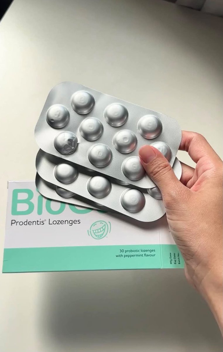 niceeetime's tweet photo. POV : 30 tahun nyium napas sendiri bau bangkai 😭
Kirain gigiku yang busuk, ternyata ada bakterinya  di mulut. Andai tau oral probiotik ini dari dulu, gak perlu tiap ngomong harus minggir tutup mulut 😭￼ https://t.co/iTVYI81EkJ