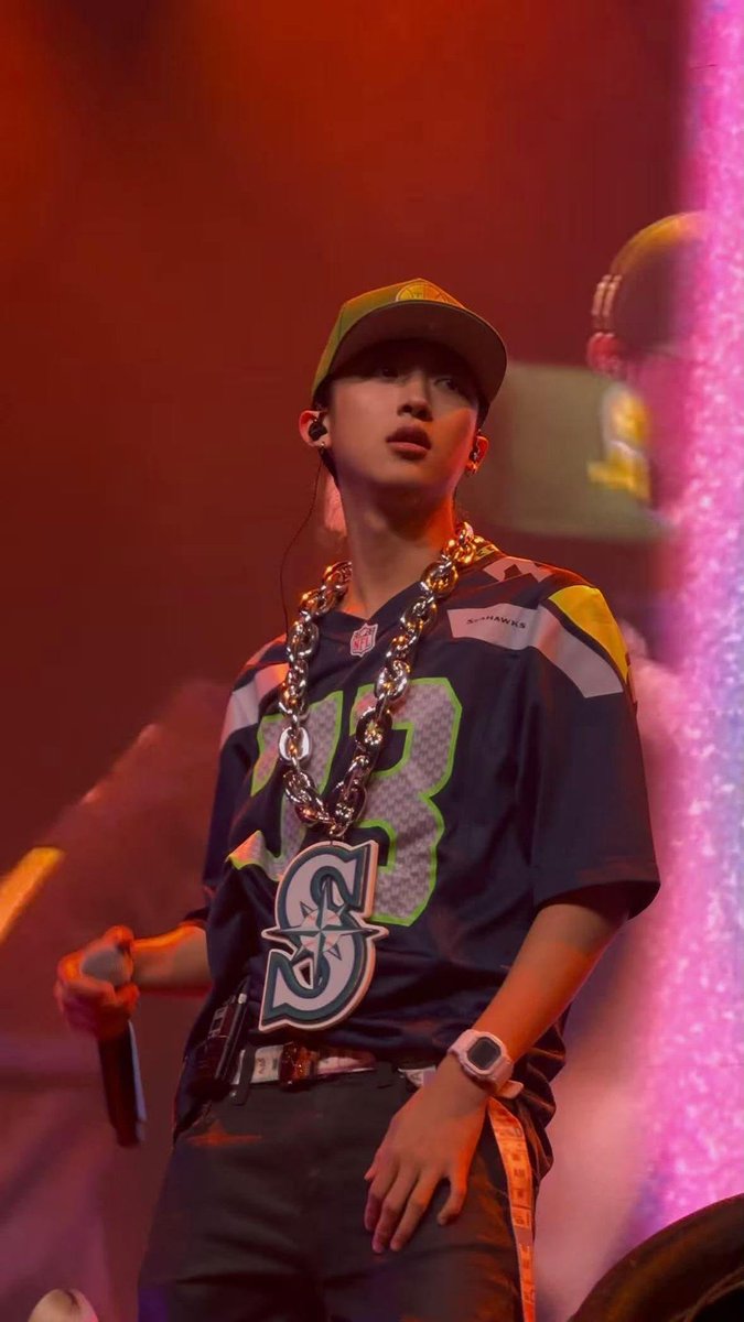 woojin_eyes's tweet photo. That Lngshot member with natural swag https://t.co/mm4Q0UOPqK