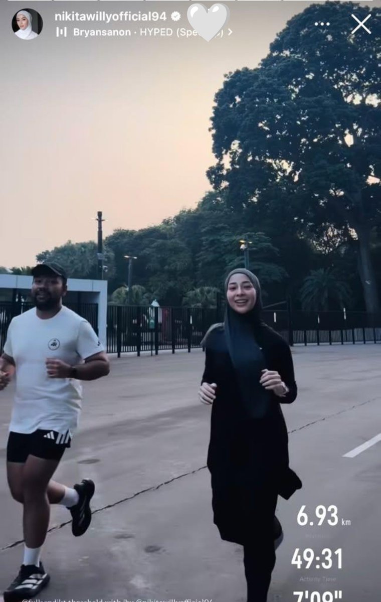 finkyy_3's tweet photo. Suka banget liat cara pakaiannya Nikita Willy setiap running sederhana dan gak ngetat..
ada yg tau gak baju olahraga sama celananya yg dipake ini merk apa sih bagus dan sopan kaya gt?😭 https://t.co/xabT9mLqIw