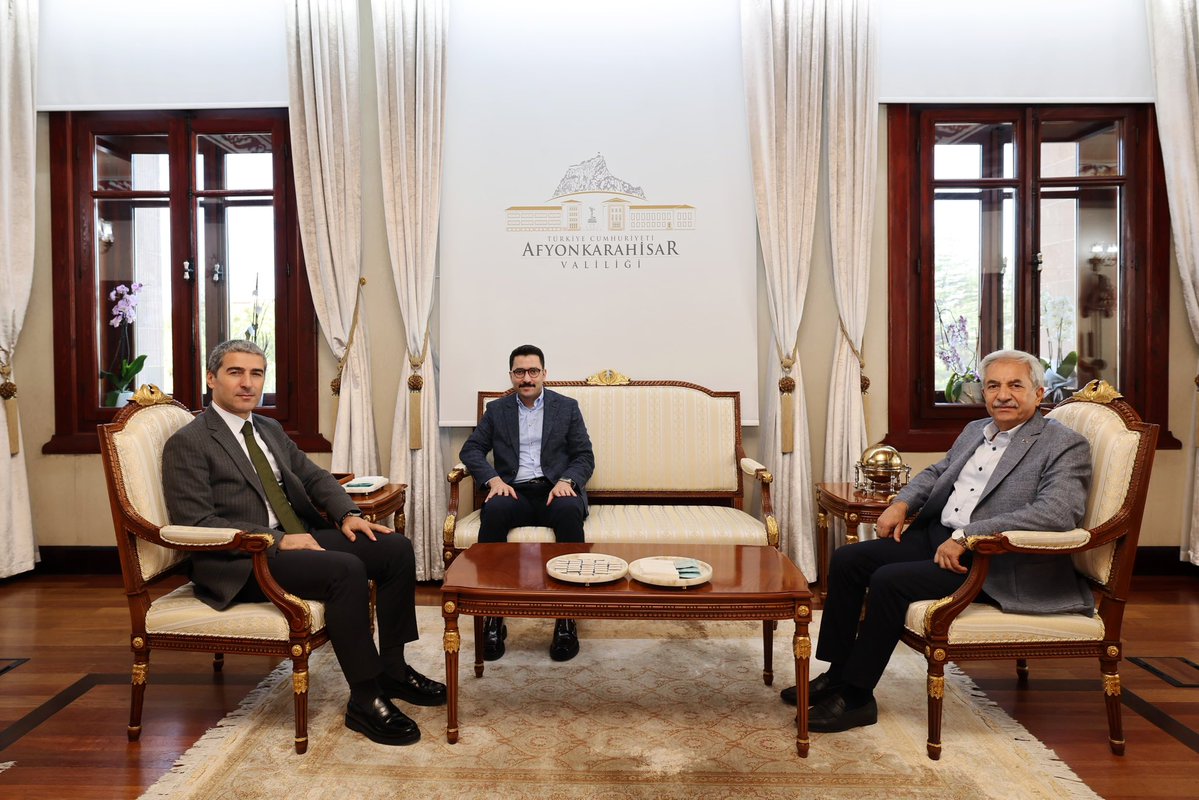 AfyonValiligi's tweet photo. Merzifon Cumhuriyet Başsavcısı Mevlüt Furkan Akkaya ile Akşehir eski Belediye Başkanı Salih Akkaya, Valimiz Dr. Naci Aktaş’ı ziyaret etti. https://t.co/BniqAlsxsX