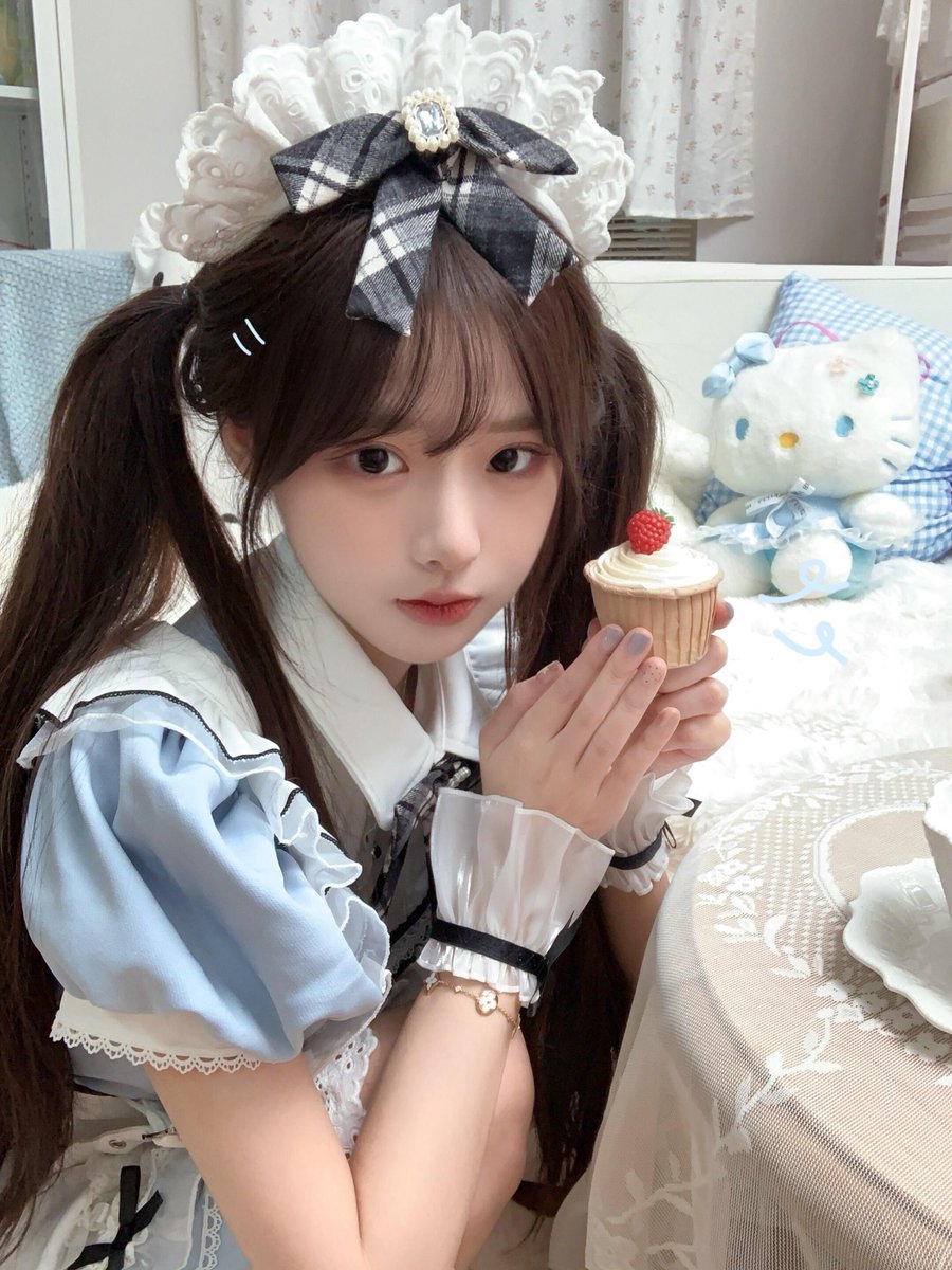 gbp711's tweet photo. 今天中秋节快乐🫰🫰  

是谁说要来锐评我17岁的bb啊？

心情不好来X发泄了，无🚪来就给啊！！！！ https://t.co/kcqXP06SqS