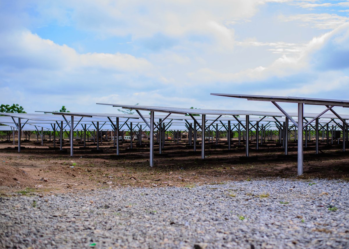 TheREANigeria's tweet photo. 📢 FG COMMISSIONS 581kWp INTERCONNECTED MINI-GRID TO POWER OKE-OYI COMMUNITY, KWARA STATE:

The project has a total installed capacity of 581kWp, comprising 1,336 solar panels and 84 batteries, with approximately 10 kilometres of distribution cables and transformers supporting the electricity distribution network. 

The project serves a community with an estimated population of 13,000 people, with electricity connections extended to residential and productive users.

The intervention is already contributing to increased economic activity in Oke-Oyi, with new businesses emerging following the availability of improved electricity supply. 

These include twelve welding businesses, two pure water companies, four grain mills, four aluminium artisan businesses, one ice-block production business and one cold-room/ice-fish depot. 

Three electricity vendors are also currently operating, with three additional vendors, including a female entrepreneur, expected to be registered.

The project, implemented by the Rural Electrification Agency, was developed by Nayo Tropical Technologies Limited, with support from the German Cooperation and the @EU_Commission through GIZ, is designed to expand access to reliable electricity while supporting economic activities and improving livelihoods in Oke-Oyi community.