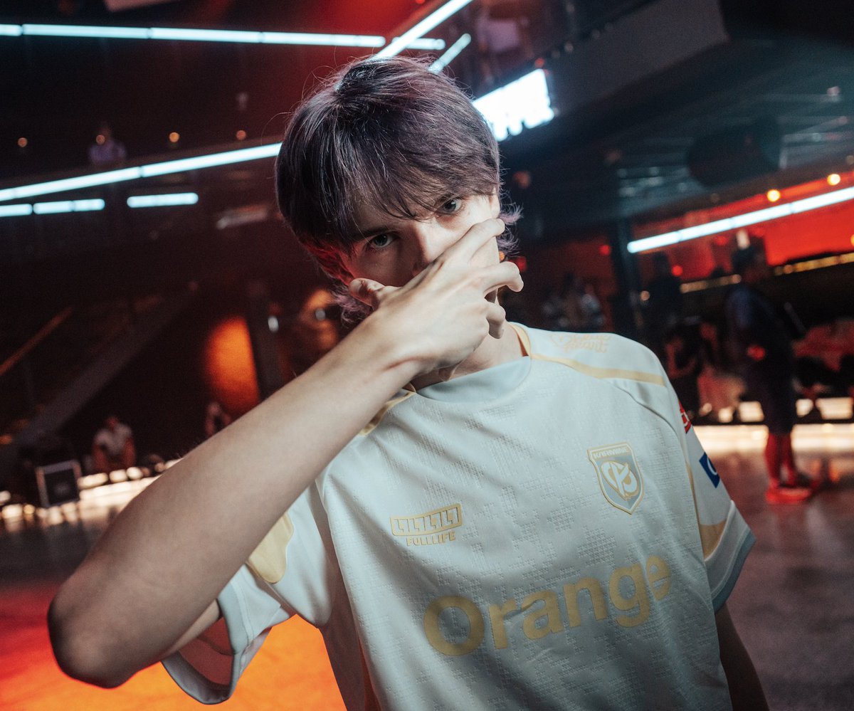 ValorantEsports's tweet photo. Different team. Same goal. #VALORANTChampions https://t.co/F8oWRnPyKH