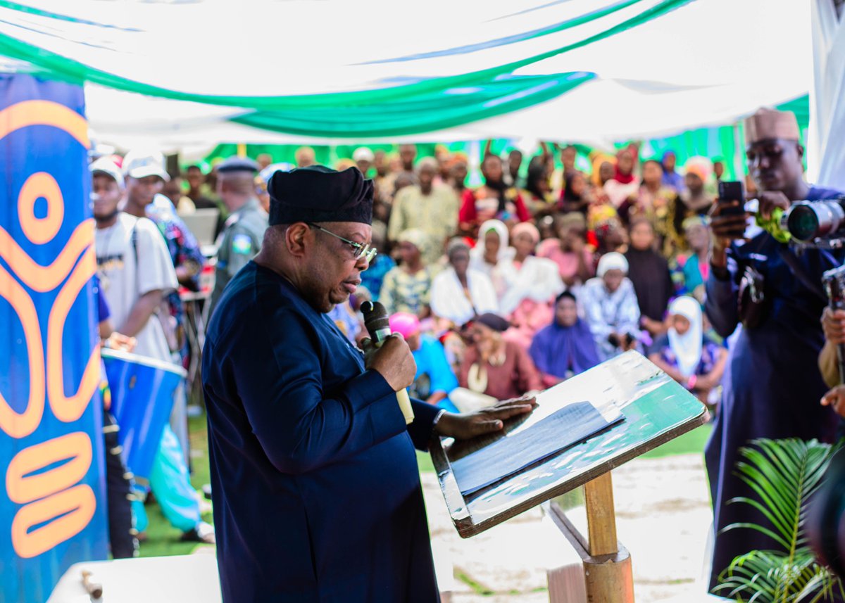 TheREANigeria's tweet photo. 📢 FG COMMISSIONS 581kWp INTERCONNECTED MINI-GRID TO POWER OKE-OYI COMMUNITY, KWARA STATE:

The project has a total installed capacity of 581kWp, comprising 1,336 solar panels and 84 batteries, with approximately 10 kilometres of distribution cables and transformers supporting the electricity distribution network. 

The project serves a community with an estimated population of 13,000 people, with electricity connections extended to residential and productive users.

The intervention is already contributing to increased economic activity in Oke-Oyi, with new businesses emerging following the availability of improved electricity supply. 

These include twelve welding businesses, two pure water companies, four grain mills, four aluminium artisan businesses, one ice-block production business and one cold-room/ice-fish depot. 

Three electricity vendors are also currently operating, with three additional vendors, including a female entrepreneur, expected to be registered.

The project, implemented by the Rural Electrification Agency, was developed by Nayo Tropical Technologies Limited, with support from the German Cooperation and the @EU_Commission through GIZ, is designed to expand access to reliable electricity while supporting economic activities and improving livelihoods in Oke-Oyi community.