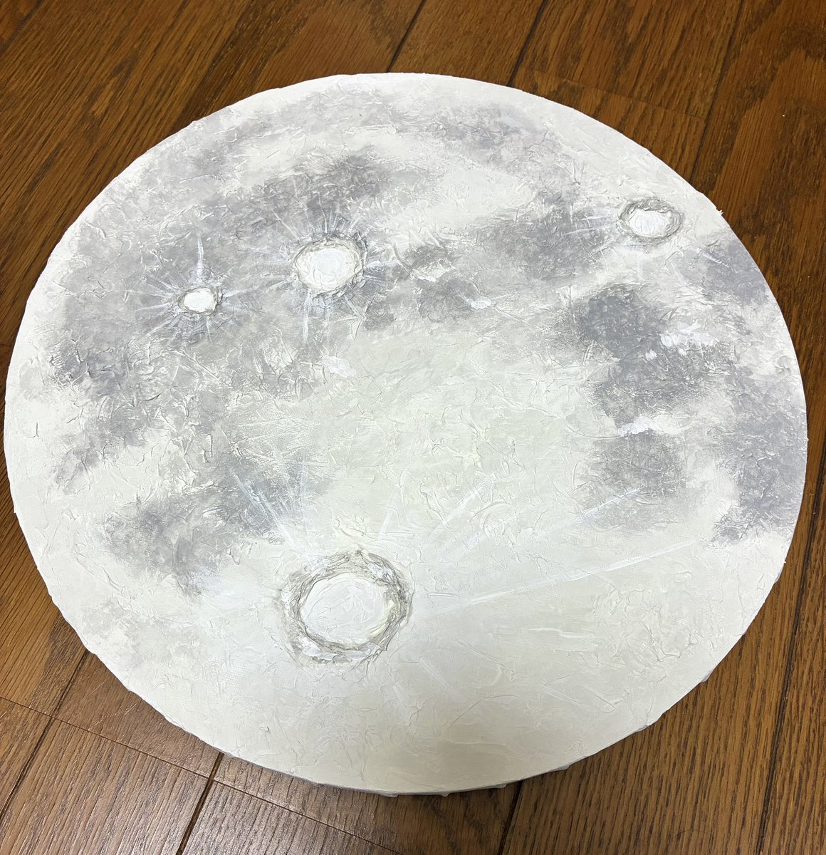 TENten___96's tweet photo. 実は度々登場してるこのお部屋に飾ってる月は私の手作りです🌕⟡.·*.
頑張ってお絵描きしました🎨 https://t.co/KWdFYD4zRT
