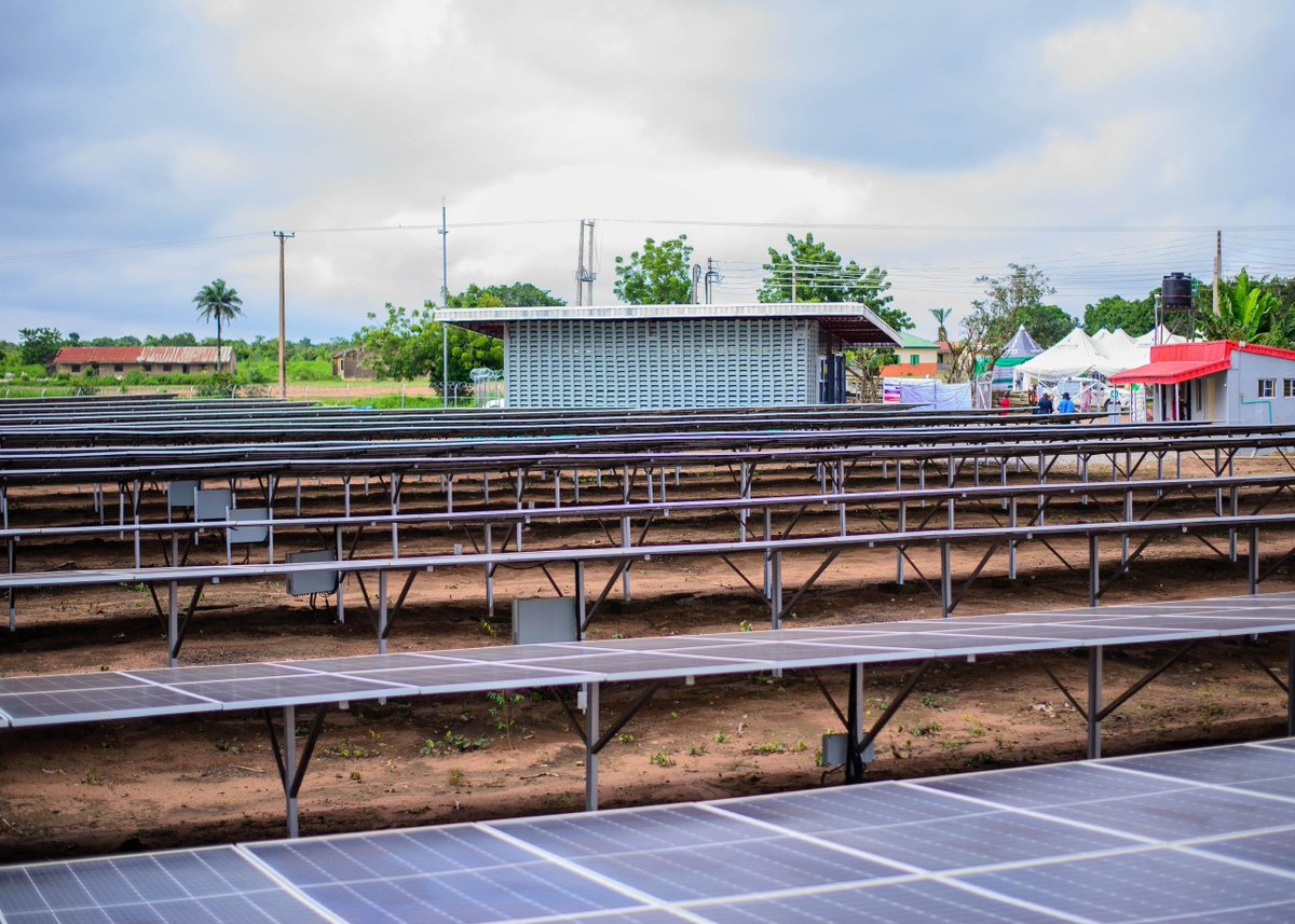 TheREANigeria's tweet photo. 📢 FG COMMISSIONS 581kWp INTERCONNECTED MINI-GRID TO POWER OKE-OYI COMMUNITY, KWARA STATE:

The project has a total installed capacity of 581kWp, comprising 1,336 solar panels and 84 batteries, with approximately 10 kilometres of distribution cables and transformers supporting the electricity distribution network. 

The project serves a community with an estimated population of 13,000 people, with electricity connections extended to residential and productive users.

The intervention is already contributing to increased economic activity in Oke-Oyi, with new businesses emerging following the availability of improved electricity supply. 

These include twelve welding businesses, two pure water companies, four grain mills, four aluminium artisan businesses, one ice-block production business and one cold-room/ice-fish depot. 

Three electricity vendors are also currently operating, with three additional vendors, including a female entrepreneur, expected to be registered.

The project, implemented by the Rural Electrification Agency, was developed by Nayo Tropical Technologies Limited, with support from the German Cooperation and the @EU_Commission through GIZ, is designed to expand access to reliable electricity while supporting economic activities and improving livelihoods in Oke-Oyi community.