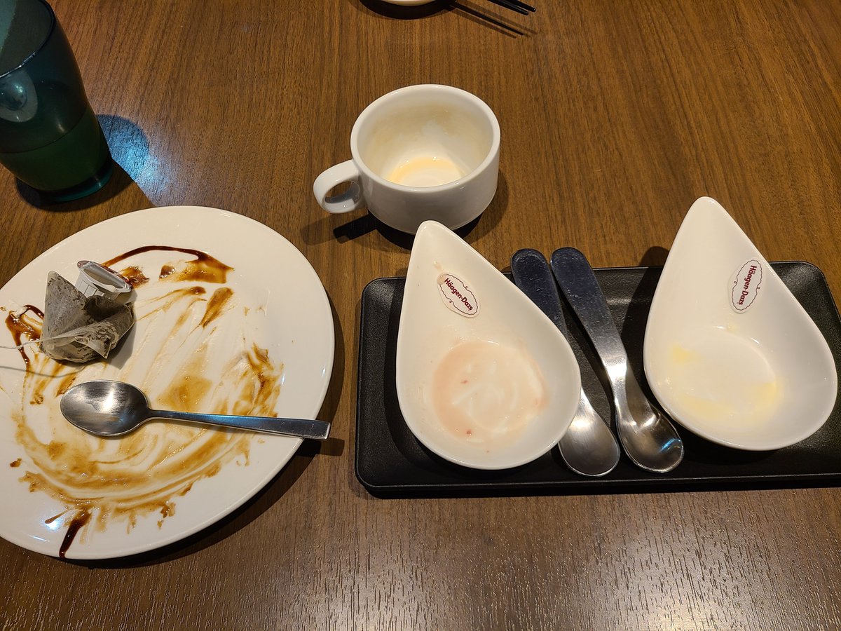 arasi_f's tweet photo. 恒例の食後のきったない皿w
期待してたんだろ？

全部美味しくいただきました
めっちゃ苦しい
クロッフルは2個目なんだぜ(小声) https://t.co/o6qfdBwF19