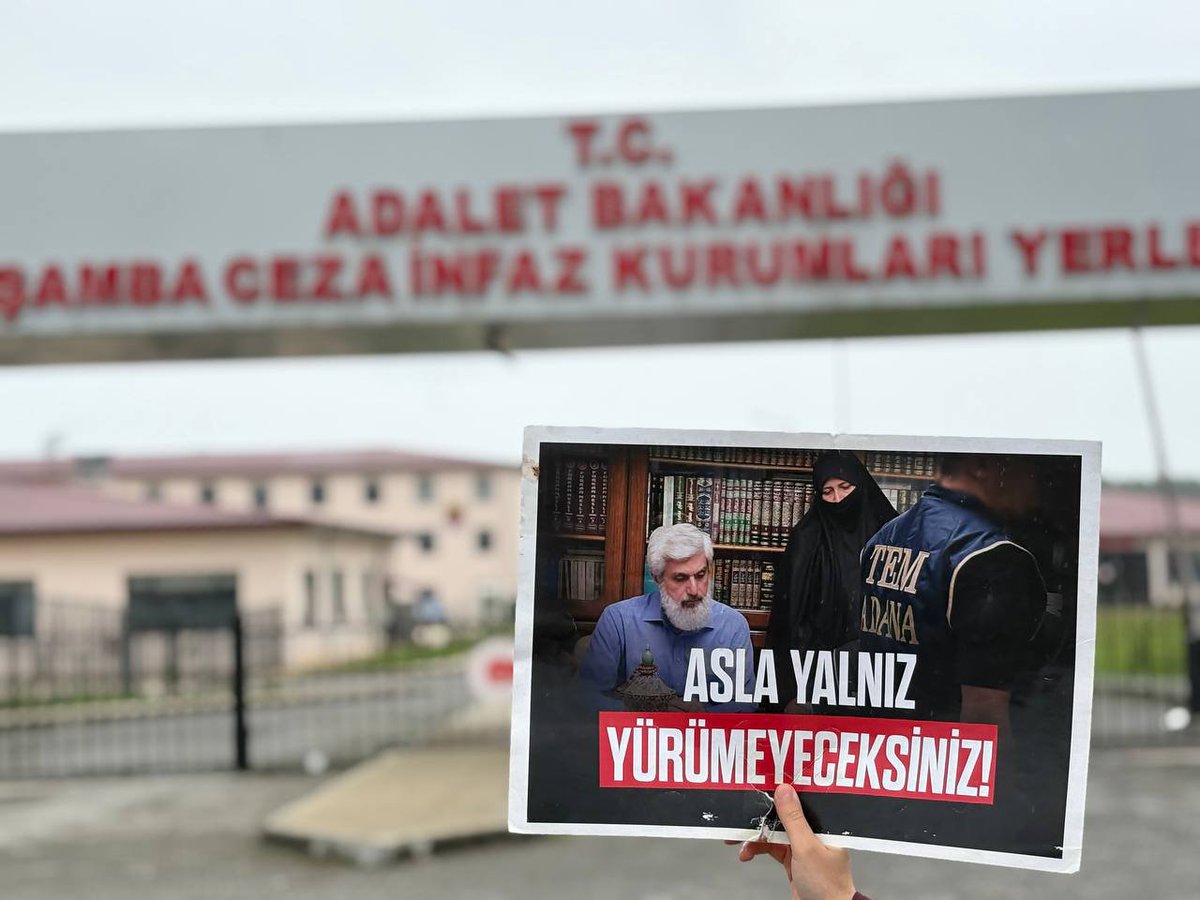 oncu_neslin_hcs's tweet photo. Alparslan Kuytul Hocaefendi'nin talebeleri ve sevenleri, Samsun Çarşamba’ya sürgün edilen eşi Semra Kuytul Hocahanım'ın açık görüş gününde çocuklarını yalnız bırakmadı.

#YargıEliyleZulüm
#SemraKuytulaOzgürlük
#FurkanaSistematikZulüm https://t.co/FwgbYnQIem