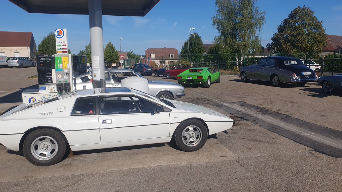 StillAliveCars's tweet photo. #Fillup Friday with my #Lotus #Esprit S1 for #chantillyartsetelegance 2026 https://t.co/aqfIqCEAHy