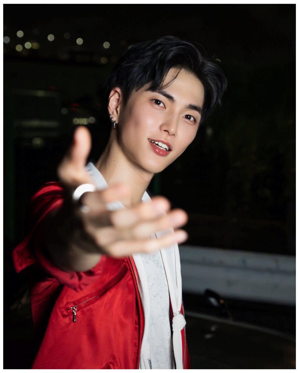 XngHan_jp's tweet photo. 「Mate、ちょっと付き合ってよ。」

驚く私をよそに、無邪気な笑顔のXngHanにそっと手を引かれ、車の助手席へ向かう。 https://t.co/5gzxlZtYHA