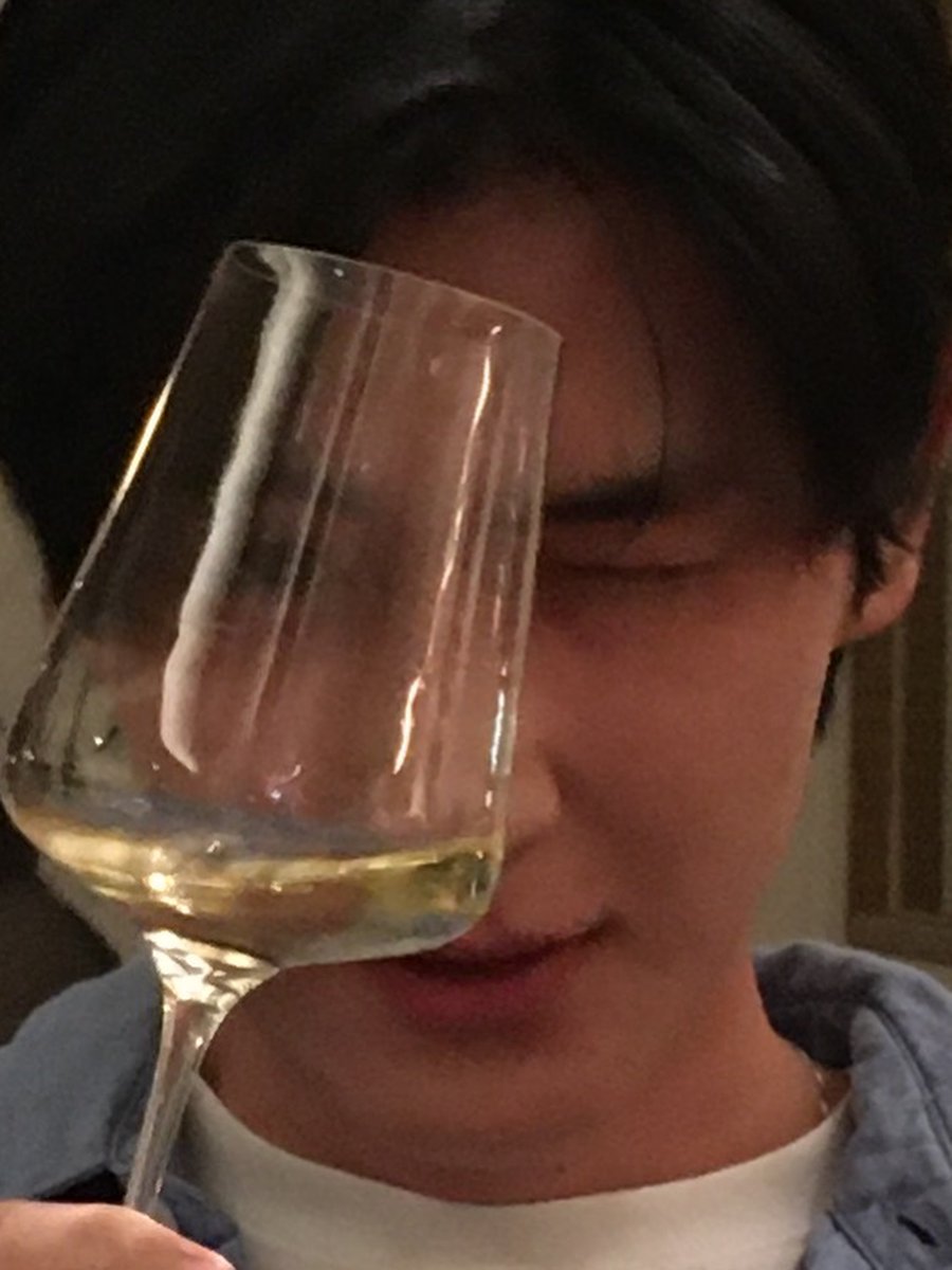 God_d_damn's tweet photo. 와인은 달달한 화이트(모스카토)보다 레드가 더 좋다던 앙큼상큼됴냥이 https://t.co/tzdKdcOZv6