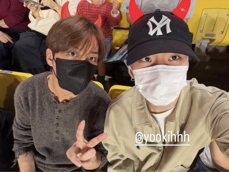 ATEEZITALY_'s tweet photo. LIVE JONGHO | 260925

Jongho ha raccontato di aver conosciuto il calciatore Oh Hyeon-gyu durante il festival degli ATEEZ in Turchia 🇹🇷 
Hyeongyu era andato a vedere la loro esibizione e, dopo il concerto, hanno mangiato insieme iniziando a diventare amici.😭

+ https://t.co/M0v1VFgOHf