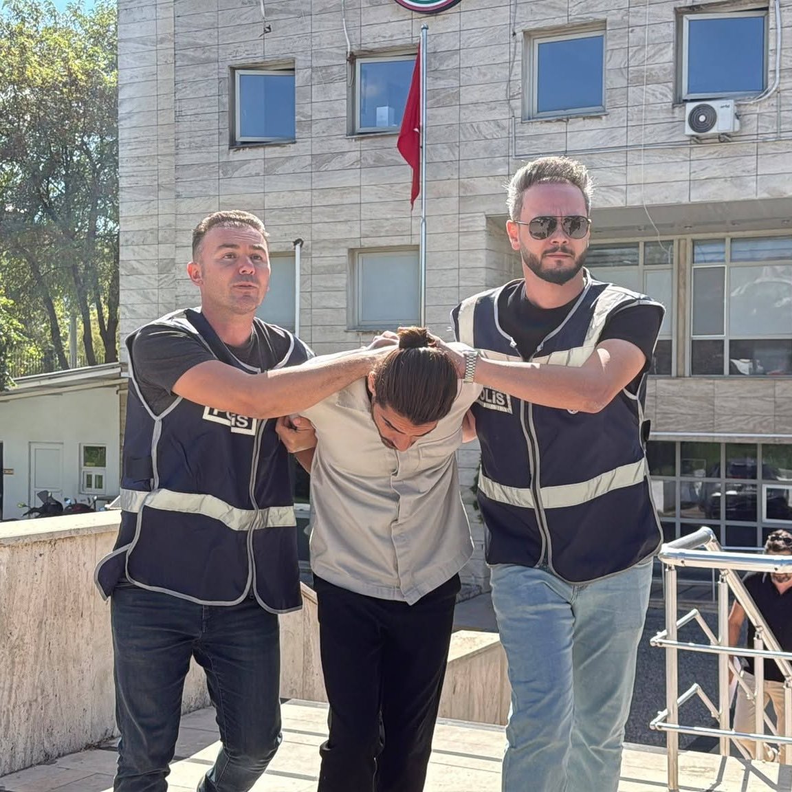 bpthaber's tweet photo. Muğla’da bir okulun bahçesindeki Atatürk büstünü sökerek götüren şüpheli tutuklandı. https://t.co/RdVD6SbbhI