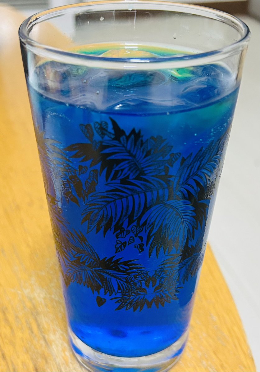 ichi_frfr's tweet photo. 青色一号のお試ししたらめちゃくちゃ青い飲み物が出来上がってしまった https://t.co/lvwwBObV1n