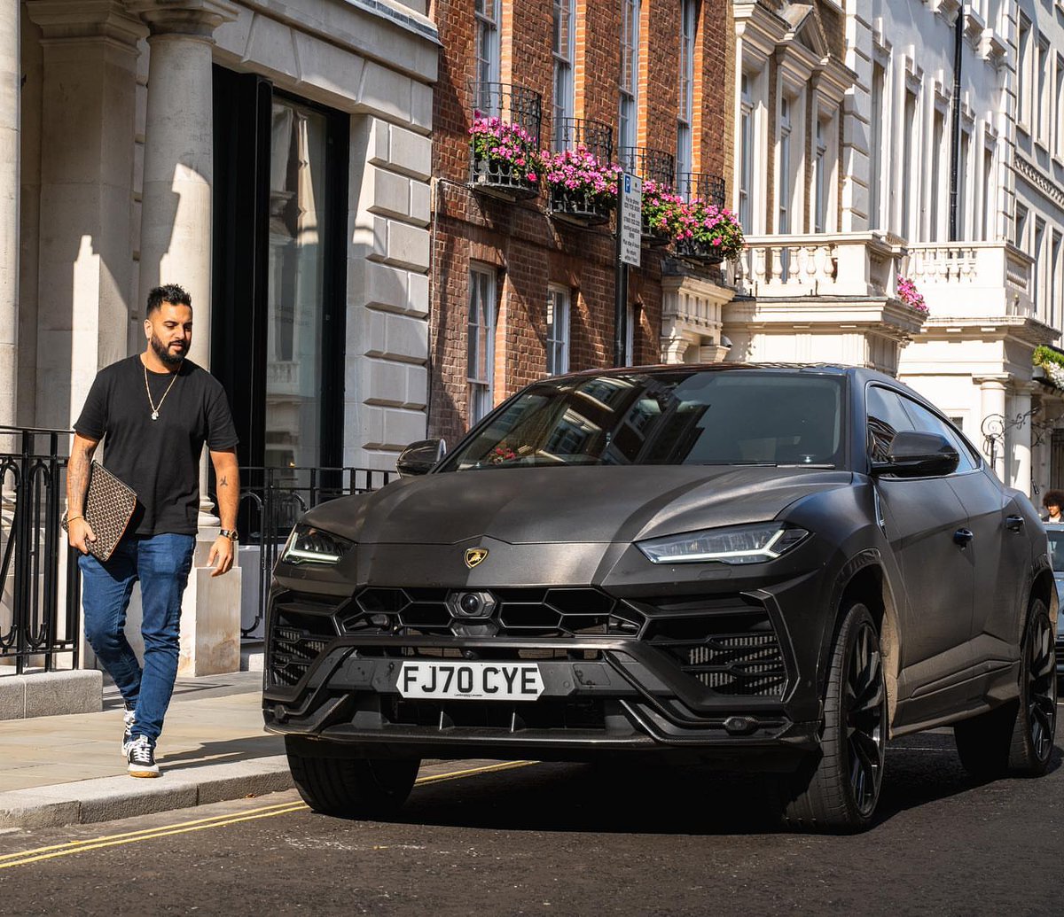Gabrielfxtradfx's tweet photo. The truck back, the fun back #Urus https://t.co/oepK4FgnDw