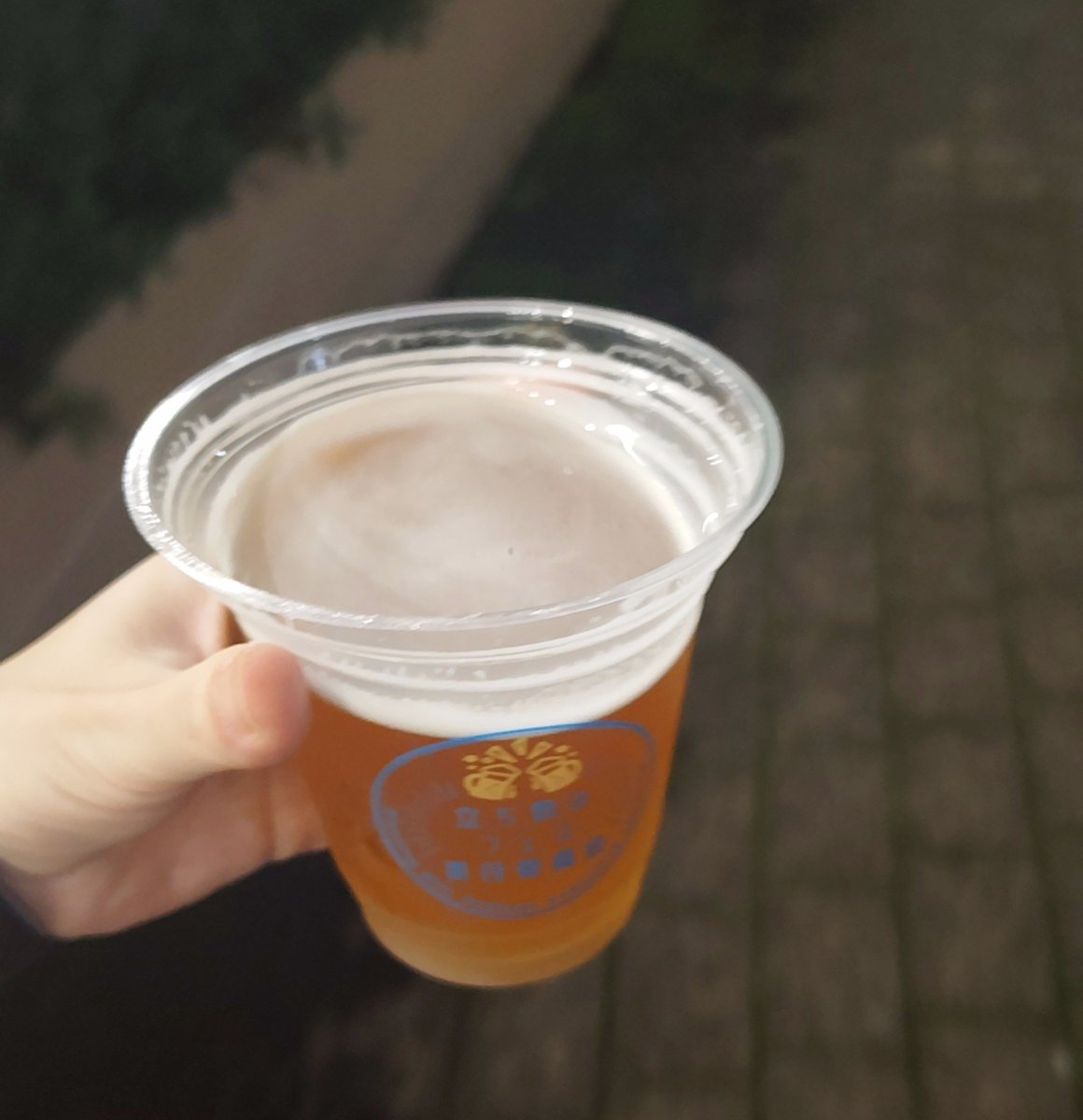 azm5963's tweet photo. ランニング5キロ→ビール買う→飲みながらウォーキングとかいうアホみたいで最高な夜 https://t.co/VA5NueEHV3