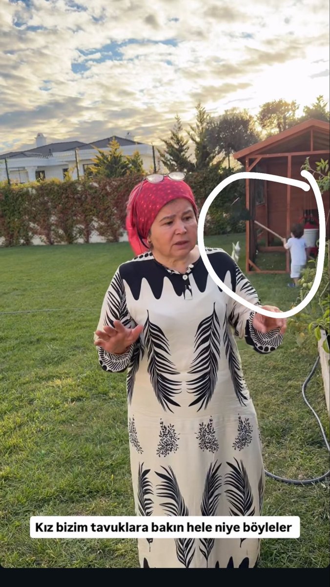 selinselbasi's tweet photo. Meğer arşivinizi ben değil, canını yaktığınız insanlar tutmuş. Bugünlük yoruldum; küreği kenara bırakıyorum. O gün çocuğun elindeki küreğe “dur” demeyenlerin, bugün benim kalemime “dur” diyebilme yetkisi yok.Ama fake hesap ile beni her dürtüşünüz, üstünü kapattığınız bir dosyanın daha derinen açılma talebidir. Tavuğu oyuncak sandığınız gün eğleniyordunuz; şimdi kürek benim elimde, sıradaki konuyu siz seçiyorsunuz.