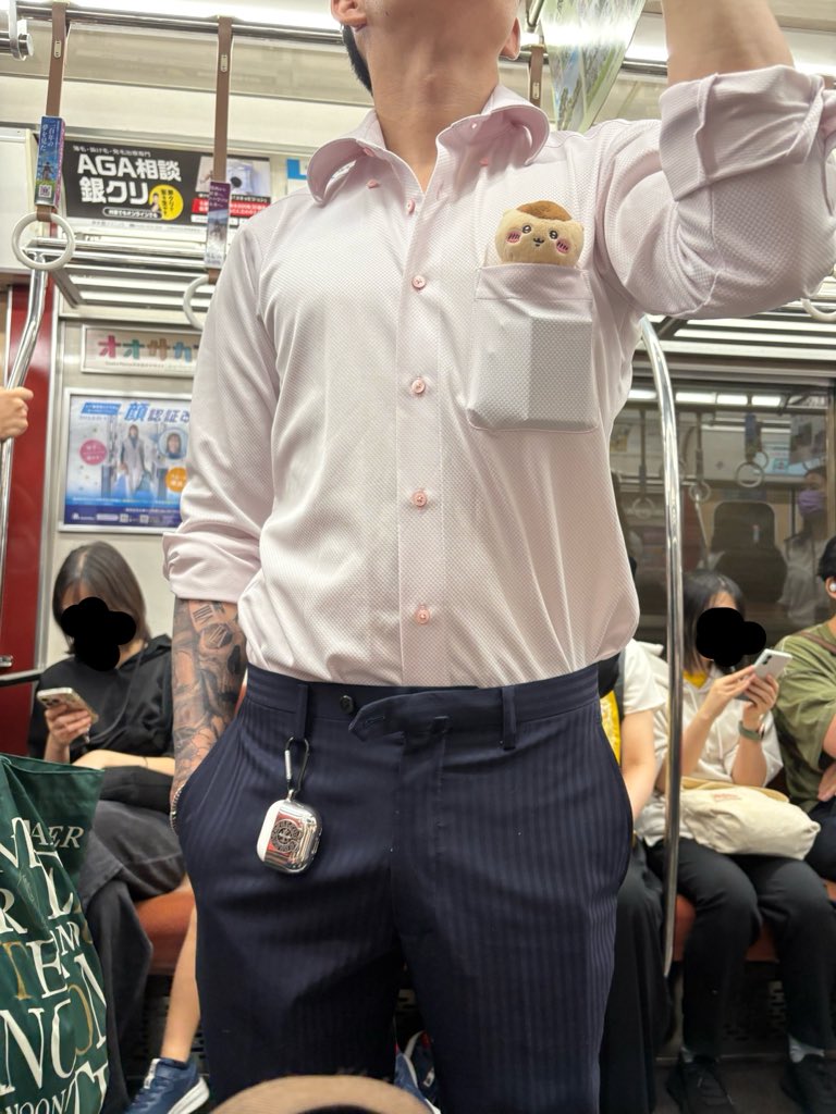 yuka6v's tweet photo. 電車乗ってたら怖そうな人目の前に来たんやけど胸ポケット見たらくりまんじゅうこっち見ててワロタまじかよ https://t.co/0xLFQA0e4A