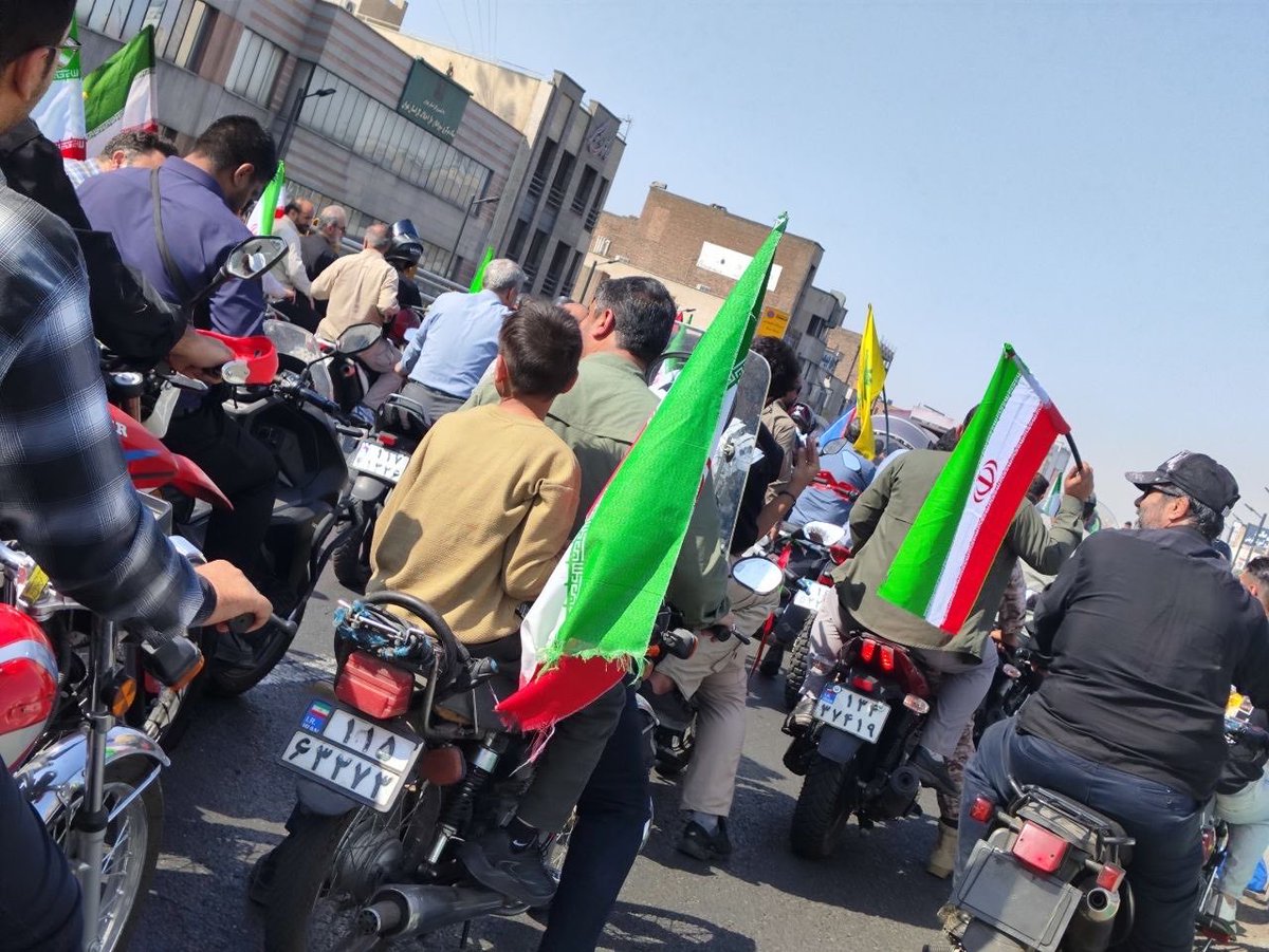 Boys4Brave's tweet photo. سوم مهرماه، یک قاب بزرگ از شور و همدلی؛
صدای موتورها، پرچم‌های ایران و حضور پررنگ جانفداها در خیابان‌ها. 
#رزمایش_40هزار_موتورسوار_جانفدا https://t.co/aaYkxCiQkJ