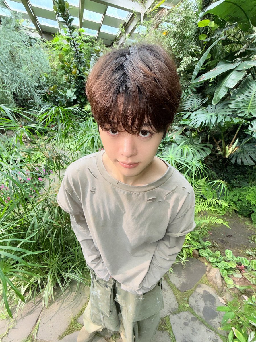 aleandrobraxton's tweet photo. Ma Jingxiang knows he looks so freakin cute so that he sent a picture like this, he really have a hobbies to make himself looks smaller when in reality he is actually a total giant~👶🏻 https://t.co/wRY7ywihkL