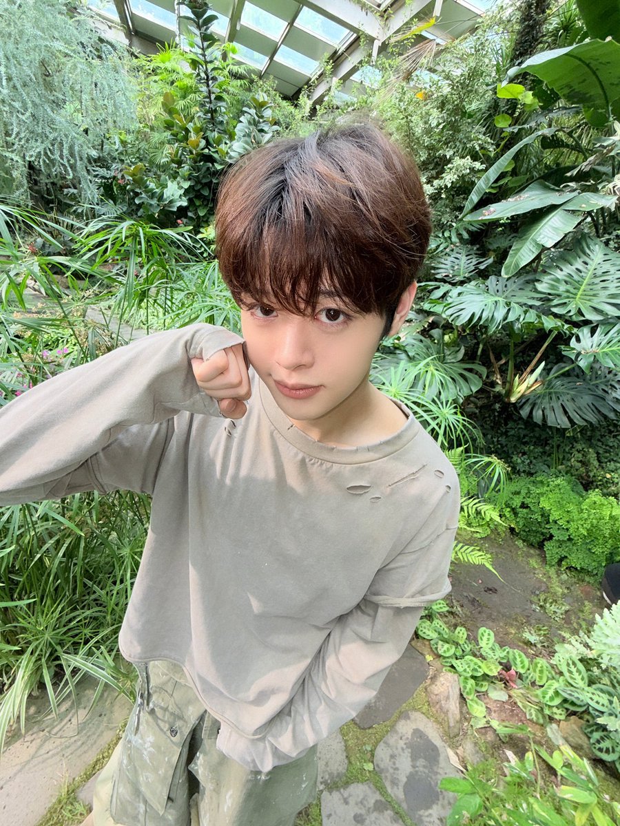 aleandrobraxton's tweet photo. Ma Jingxiang knows he looks so freakin cute so that he sent a picture like this, he really have a hobbies to make himself looks smaller when in reality he is actually a total giant~👶🏻 https://t.co/wRY7ywihkL