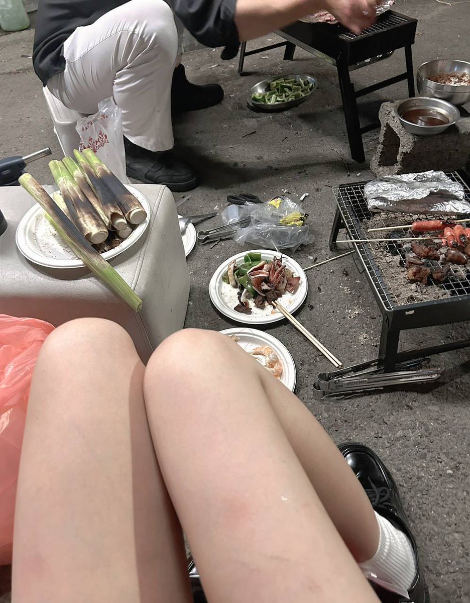 ING_5301's tweet photo. 吃烤肉了 今天準備把自己喝掛 https://t.co/YEwBiKTDef
