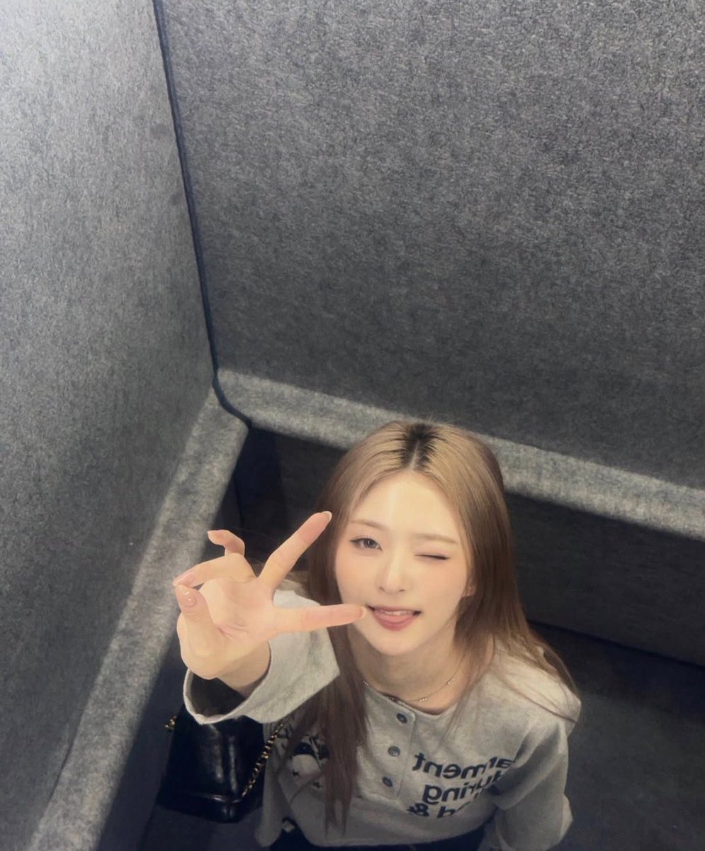 kkowaeaeng's tweet photo. 저건 이삿짐같은 것때문에 씌우는 엘베 벽면 보호커버. 흔하지않음. 바닥에 지저분하게 발자국 났고 귱은 천장에 비친 모습을 상대방이 폰후면카메라로 찍어줘서 좌우반전됐고, 청바지 입은거 같고, 뿌염시급상태인걸보면 콘서트 1주전쯤이고 셙은 자기 폰으로 천장을 찍었고 네일 최근꺼라는 목격썰있고 상대방 청바지 입었고 뭐 말 다했네.