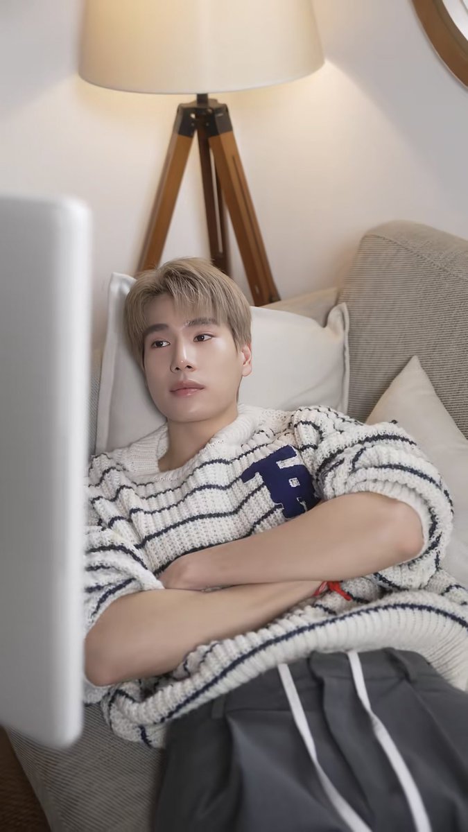 mimilkmm's tweet photo. Samsung kid 👶🏻💘

#Phuwintang 
#SamsungTheMovingStyle #SamsungTV https://t.co/MsLHlC1SK7