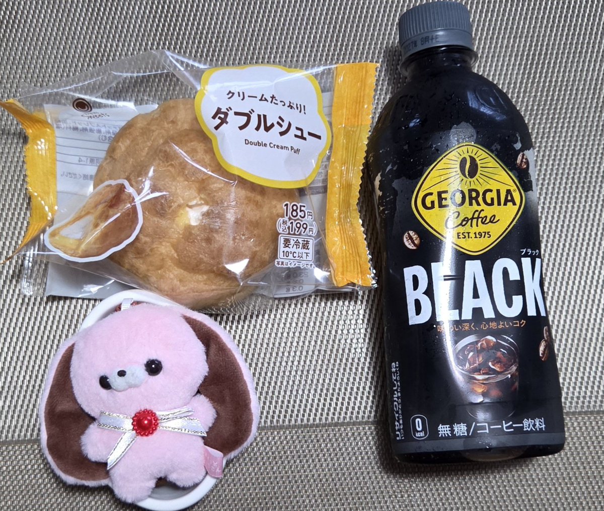 AS1GfK2hd079b3H's tweet photo. 家族がダブルシューを買ってきてくれたので食べた。
#SweetS https://t.co/40VldFkKSs