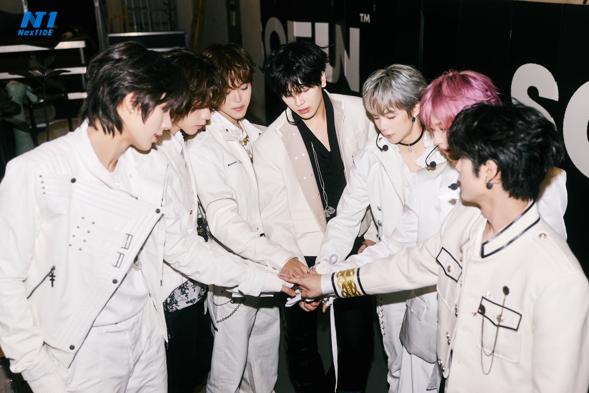 NexT1DEofficial's tweet photo. Captured at "Still Here" Live Tour · Hangzhou 
Happy Mid-Autumn Festival! 🎑
#NexT1DE #NexT1DE_StillHere #DORN #THIO #HUYETAO #SHEN #OMAR #XIONG #YAOZIHAO https://t.co/zTJjwDFItT