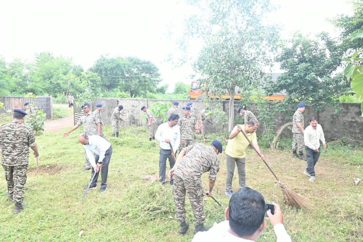 CiatShivpuri's tweet photo. Swachhata Hi Seva 2026
Cleanliness drive conducted around CIAT Campus &amp; Shivpuri Railway Station spreading the message of Clean &amp; Green India and collective responsibility...
#SwachhataHiSeva2026 #SwachhBharat 
@SwachhBharatGov @swachhbharat @MoHUA_India @MoJSDDWS https://t.co/VMYsgL2CP4