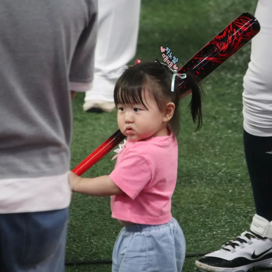 huahuaend's tweet photo. 이사람 부를까 확 https://t.co/0RG6POzAP3