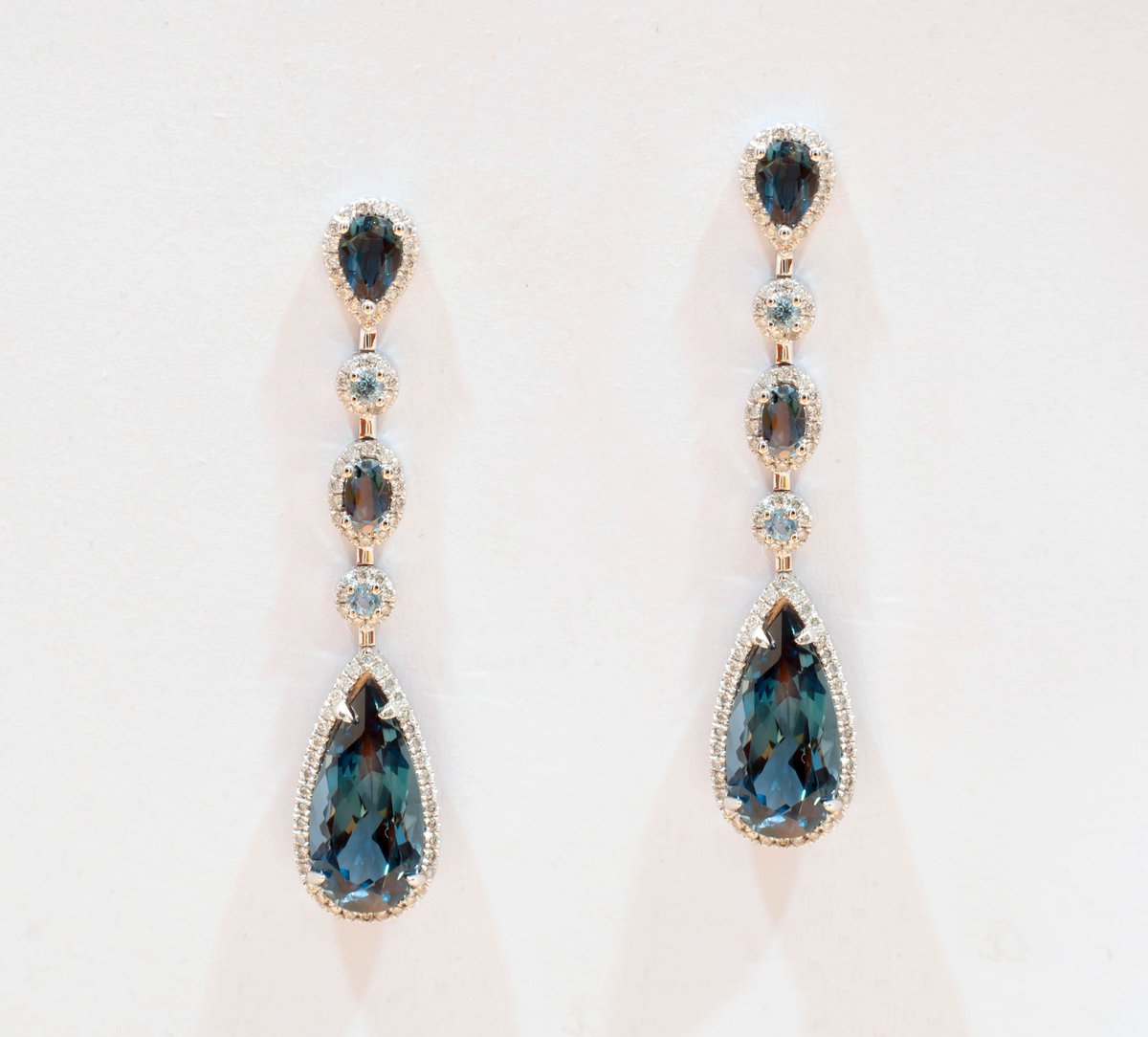 jordanjoyeros's tweet photo. Para mujeres elegantes.
#JordanJoyeros #diseñadores #joyería #fabricantes #gemólogos #pendientes #earring #topacioazul #topaciolondonblue #oroblanco #whitegold #diamante #diamonds #diseñamosparati #wedesignforyou
https://t.co/xoyTZvEGUP https://t.co/bNpYRfZ5yA