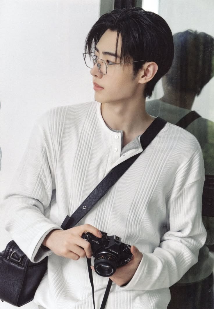 svnsvnzz_'s tweet photo. #sunsun

sn keeps seeing a handsome man in the university halls. one day he gets the courage to flirt with him, but he finds out sh is one of the professors so sn apologizes profusely and runs off. fate wants them to cross paths multiple times and puts them in embarassing+ https://t.co/3BgtOQK1IX
