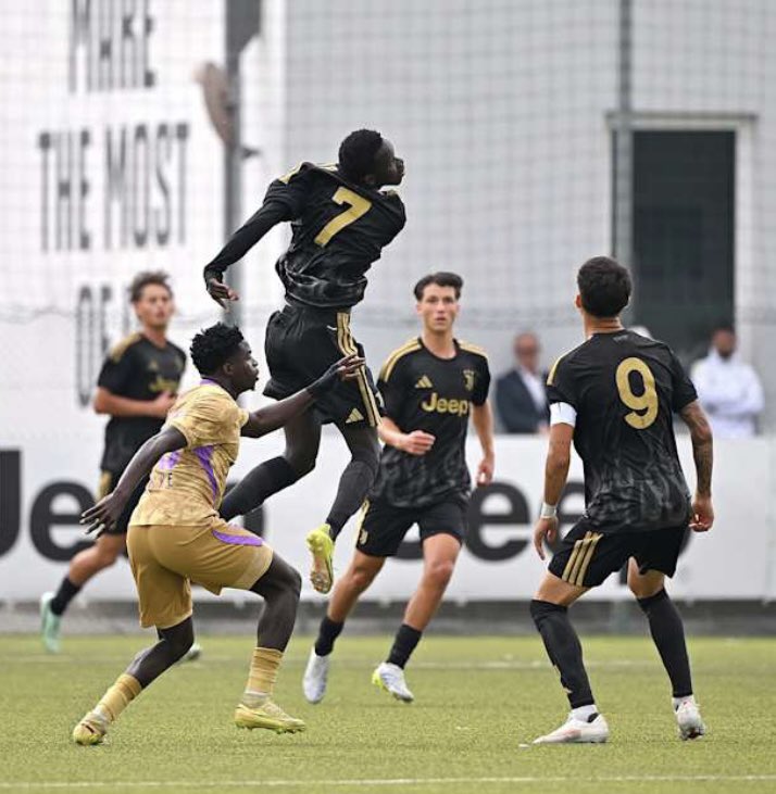 LineaJuve24's tweet photo. ❌Una giovanissima #Juventus Primavera va ko di misura con l’Al Ain U23, ma quanta linfa in più🍀
✅Dall’Under 18, sono infatti scesi in campo tutti i 2009 convocati: ecco chi sono🔎
🇳🇬🇮🇹Denaly #Osakue (difensore)
🇮🇹Edoardo #Rocchetti (difensore)
🇮🇹Riccardo #Carfora (terzino)
🇮🇹Alessandro #Brancato (centrocampista)
🇮🇹Piergiorgio #Basile (centrocampista)
🇮🇹🇬🇭Christian #Yeboah (esterno)
🇲🇦Amir #BabaHay (trequartista)
🇮🇹Emanuele #DeMichelis (terzino)
🇮🇹Davide #Marchisio (centrocampista)
🇭🇺Matyas #Jakab (portiere)
🇮🇹🇦🇷Mateo #SantaMaria (attaccante)
🇮🇹Guglielmo #Mosca (terzino)
🇮🇹Giacomo #Urbano (attaccante)