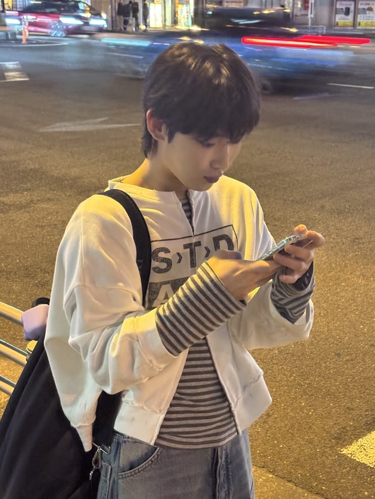svnsvnzz_'s tweet photo. #sunsun

sn keeps seeing a handsome man in the university halls. one day he gets the courage to flirt with him, but he finds out sh is one of the professors so sn apologizes profusely and runs off. fate wants them to cross paths multiple times and puts them in embarassing+ https://t.co/3BgtOQK1IX