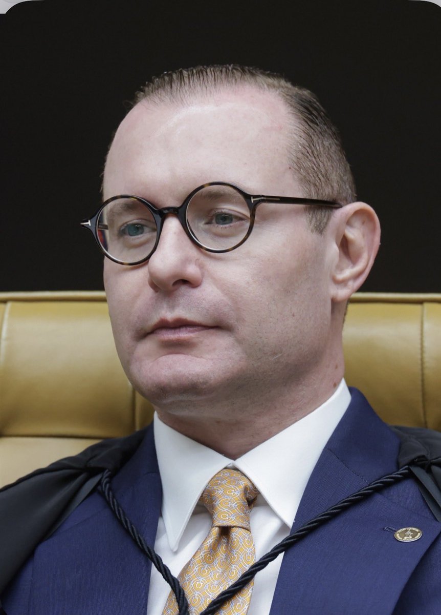 Haaaysb's tweet photo. 🚨 MAIS UMA BOMBA NO CASO BANCO MASTER!

Mensagens encontradas pela PF no celular de Daniel Vorcaro indicam que Chiquinho Feitosa relatou a Vorcaro um jantar com Cristiano Zanin e Gilmar Mendes, afirmando que trataria de assuntos de interesse do grupo.

Zanin nega o encontro e diz que nunca teve esse contato com Feitosa.

A mensagem, porém, está registrada no material apreendido pela PF. Agora, a questão é esclarecer o que de fato aconteceu nesse jantar.
