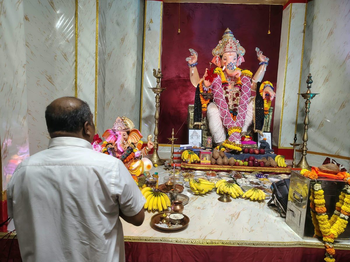 advanilparab's tweet photo. मुंबईतील विविध ठिकाणी घरगुती तसेच सार्वजनिक गणेशोत्सव मंडळांना भेट देऊन श्री गणरायाचे मनोभावे दर्शन घेतले व आशीर्वाद प्राप्त केले.

गणपती बाप्पा मोरया!

#GanpatiBappaMorya #GaneshDarshan #GanpatiFestival #GaneshChaturthi #AnilParab https://t.co/2EMwfeI3i9